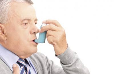 man taking asthma treatment