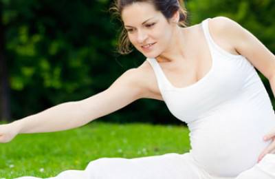 pregnant woman exercising outdoors